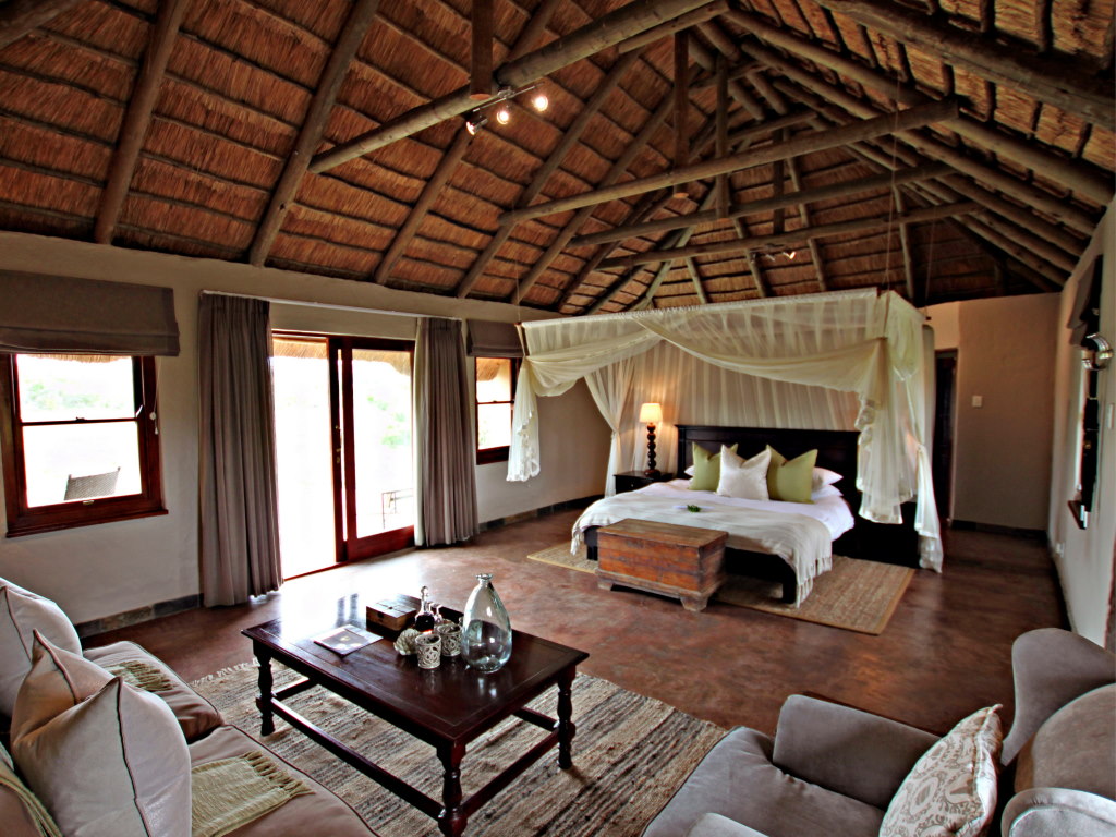 Hlosi Game Lodge - Amakhala Game Reserve